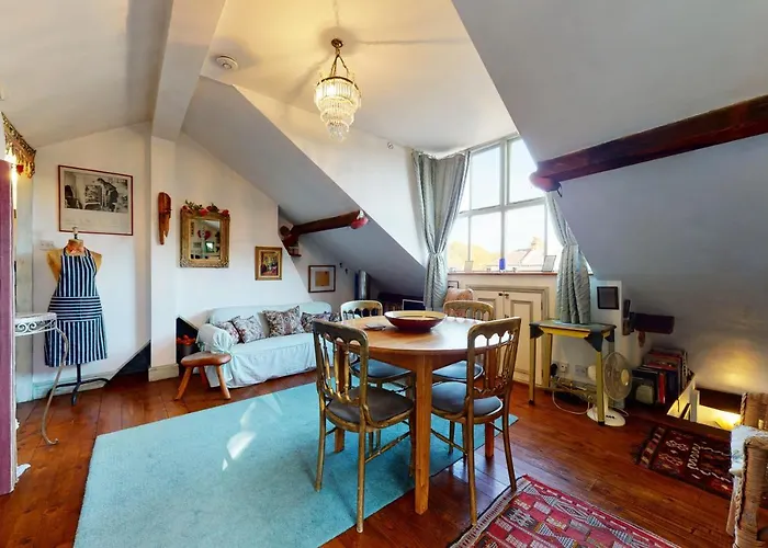 Beautiful 1Bed Attic Wterrace In North Kensington